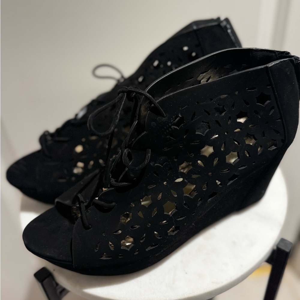 Hot Tomato Black Floral Cutout Wedges